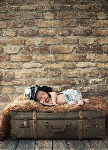 Piccolo pilota baby dormire bagaglio ragazzo Foto d'archivio © konradbak