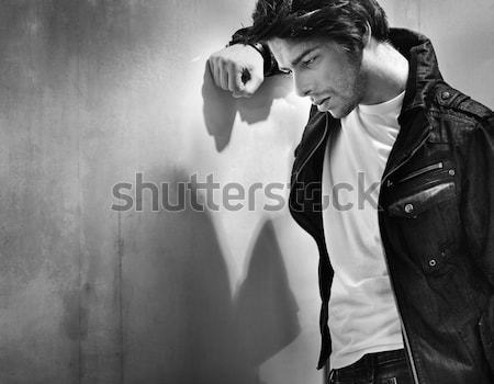 Triste homme permanent mur mode cheveux Photo stock © konradbak