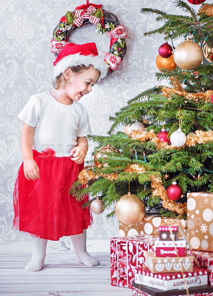 Portré elégedett kislány karácsonyfa kicsi lánygyermek Stock fotó © konradbak