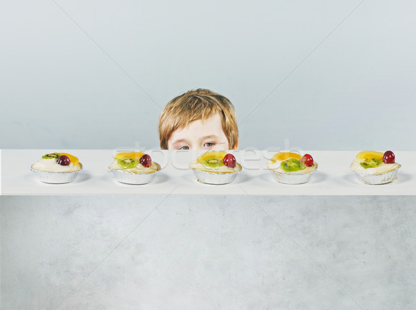 Cute piccolo ragazzo torta torta di frutta Foto d'archivio © konradbak