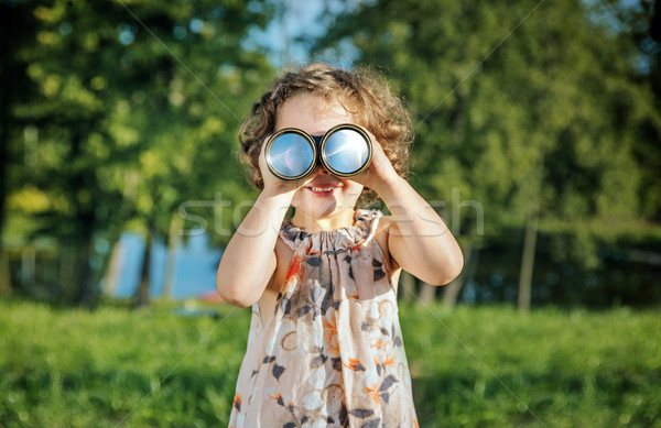 [[stock_photo]]: Portrait · fille · regarder · jumelles · petite · fille