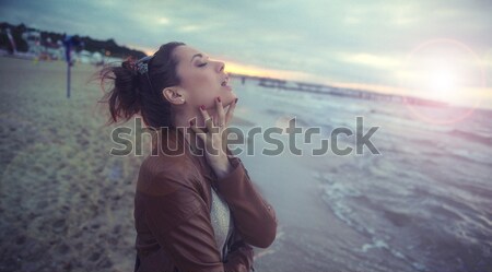 Sensueel blond meisje genieten koud meer Stockfoto © konradbak