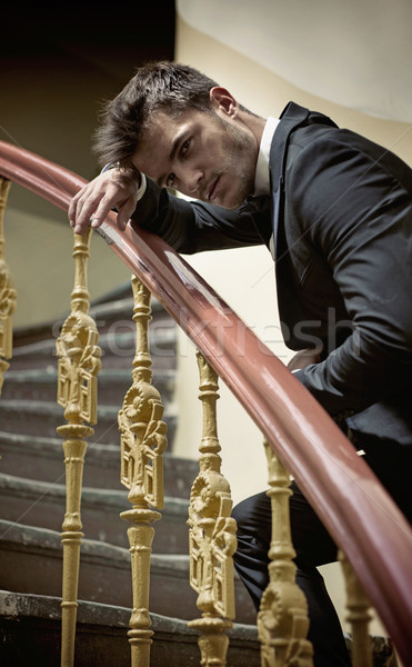 Eleganten Mann Handlauf Holz Geschäftsmann Anzug Stock foto © konradbak