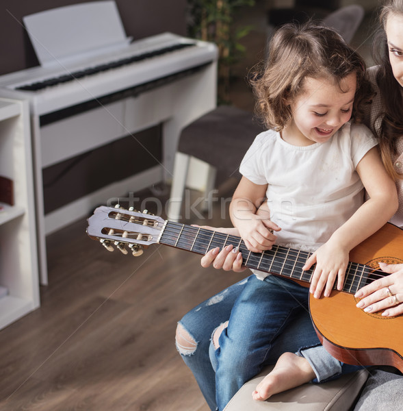 Foto stock: Madre · hija · jugando · guitarra · clásico · mujer