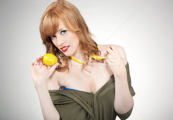 Fiatal vörös haj nő tart citrom mosoly Stock fotó © konradbak