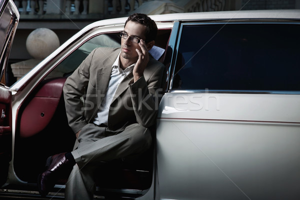 Hombre guapo sesión coche hombre construcción moda Foto stock © konradbak