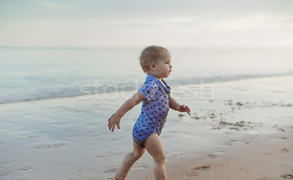 Foto stock: Pequeno · menino · caminhada · beira-mar · bonitinho · céu