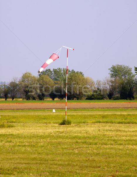 Steag aeroport alb roşu zbura câmp Imagine de stoc © Koufax73