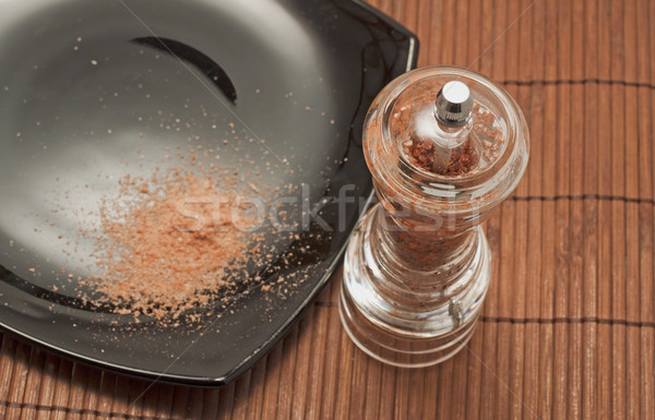 商业照片: 红色    盐    黑色    盘    花 / a pinch of red salt