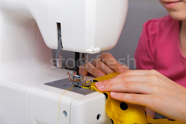 Couture processus électriques machine à coudre main femmes [[stock_photo]] © krugloff