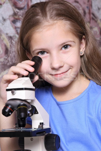 Lány mikroszkóp elégedett élvezet tárgyak magas Stock fotó © krugloff
