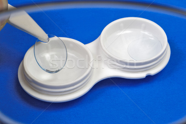 Soft lentilles de contact cas stockage nettoyage regarder Photo stock © krugloff