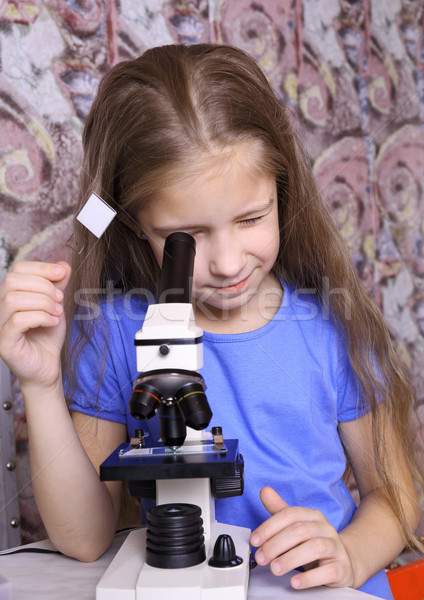 Fille regarder microscope mains école médecine [[stock_photo]] © krugloff