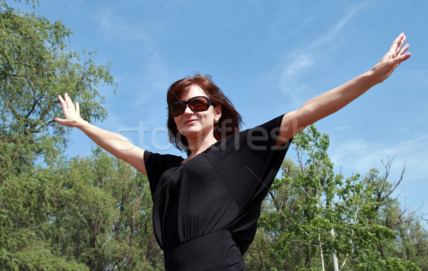 Joyeux femme heureux lunettes de soleil nature ciel [[stock_photo]] © krugloff