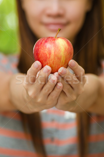 Taylandlı kız elma kırmızı elma kadın eller Stok fotoğraf © kttpngart
