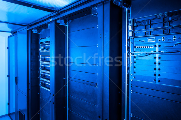 Serverul cameră data center afaceri calculator Internet Imagine de stoc © kubais