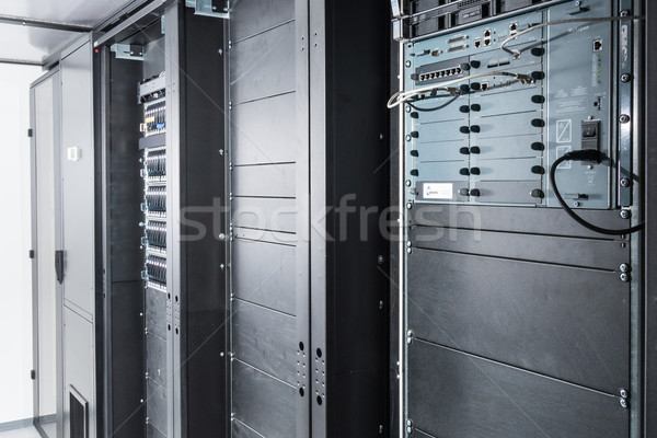 Serverul cameră data center securitate reţea comunicare Imagine de stoc © kubais