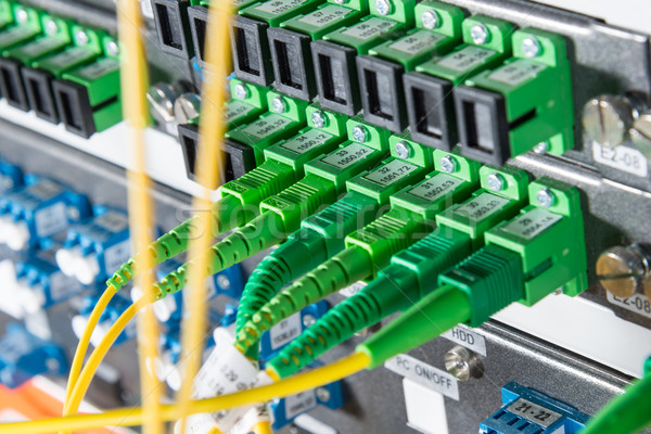 Fibra reţea serverul optic cabluri data center Imagine de stoc © kubais