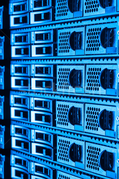 Data center hardware Internet cameră uşă serverul Imagine de stoc © kubais