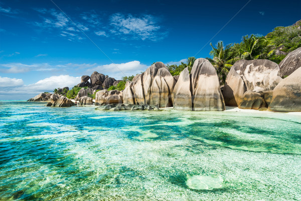 Plaj granit turkuaz deniz gökyüzü su Stok fotoğraf © kubais