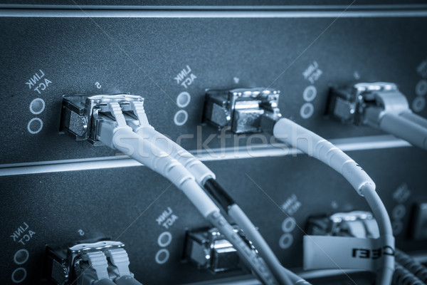 Fibra reţea serverul optic cabluri data center Imagine de stoc © kubais