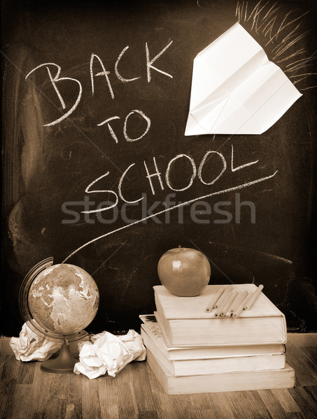 Сток-фото: Снова · в · школу · написанный · доске · книгах · яблоко · сепия
