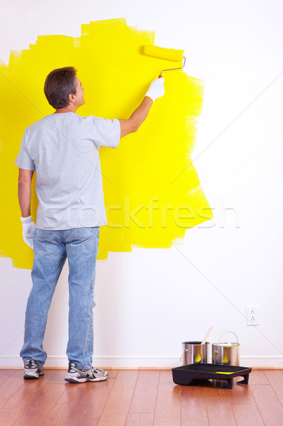 Renovierung lächelnd schöner Mann gemalt Innenraum Wand Stock foto © Kurhan