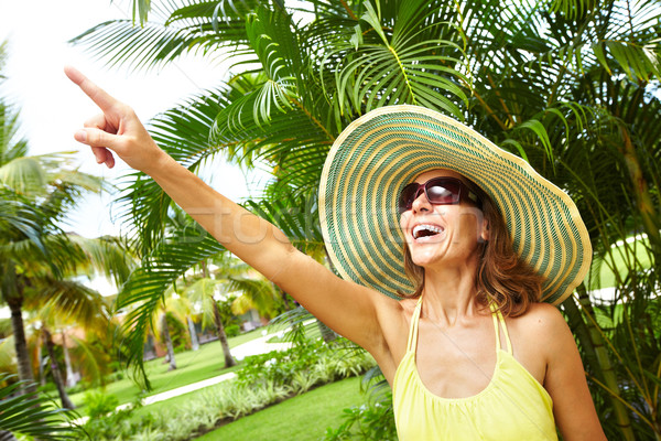 [[stock_photo]]: Femme · tropicales · jardin · vacances · eau · sourire