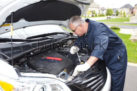 Coche mecánico de trabajo auto reparación servicio Foto stock © Kurhan