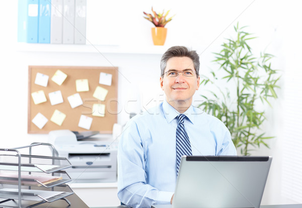 Foto stock: Empresario · guapo · sonriendo · de · trabajo · portátil · negocios