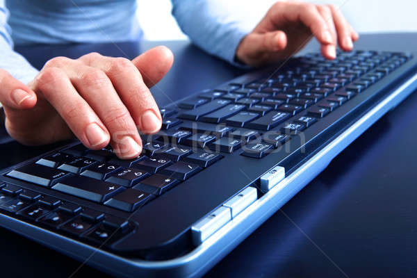Negru tastatură femeie mâini dactilografiere calculator Imagine de stoc © Kurhan