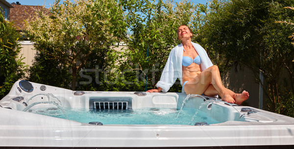 Mooie vrouw ontspannen hot tub jonge tuin gezondheid Stockfoto © Kurhan
