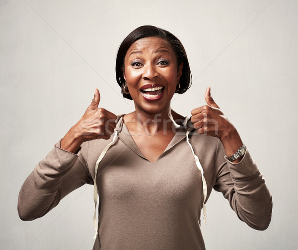 Stockfoto: Gelukkig · zwarte · vrouw · lachend · afro-amerikaanse · grijs