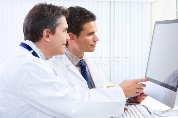 Medycznych lekarzy uśmiechnięty komputera zdrowia tle Zdjęcia stock © Kurhan