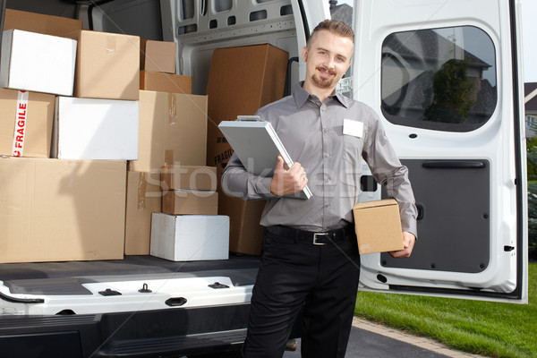 Jóvenes cartero paquete camión de reparto envío servicio Foto stock © Kurhan