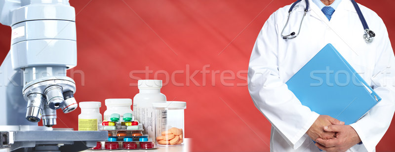 Medic mâini microscop pastile medical Imagine de stoc © Kurhan