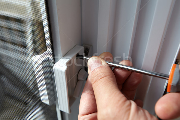 Uşă bloca instalare mâini surubelnita Imagine de stoc © Kurhan