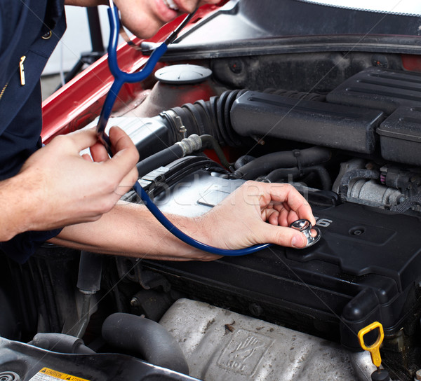 Autójavítás autó vizsgálat bolt szerelő kezek Stock fotó © Kurhan
