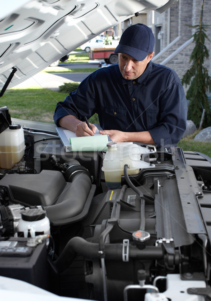 Auto Mechaniker arbeiten auto Reparatur Service Stock foto © Kurhan