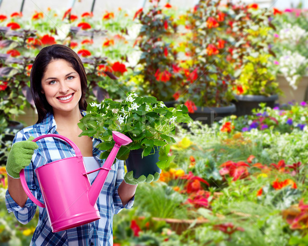 Grădinărit femeie plantă grădină fată zâmbet Imagine de stoc © Kurhan