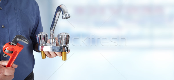 Stockfoto: Loodgieter · handen · watertap · pijp · sleutel · Blauw