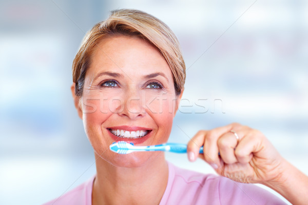 Stockfoto: Mooie · senior · vrouw · tandenborstel · glimlachende · vrouw · tandheelkundige