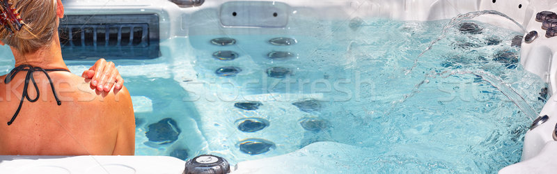 Nina spa jóvenes mujer hermosa relajante bañera de hidromasaje Foto stock © Kurhan