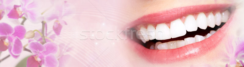 Sonrisa de mujer jóvenes mujer hermosa sonriendo primer plano atención dental Foto stock © Kurhan