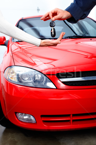 Cheile de la masina om femeie auto chei new car Imagine de stoc © Kurhan