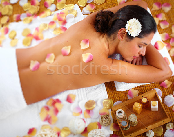 Femeie frumoasa masaj sănătate flori mâini Imagine de stoc © Kurhan