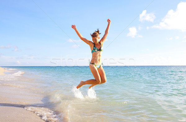 Feliz mujer saltar playa Caribe vacaciones Foto stock © Kurhan