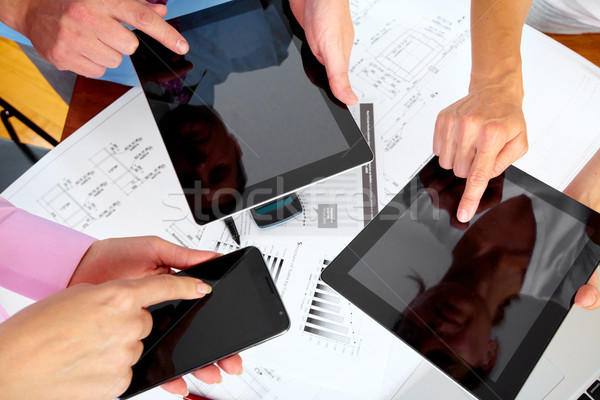 Oameni de afaceri grup lucru laptop mâini persoanele care lucrează Imagine de stoc © Kurhan