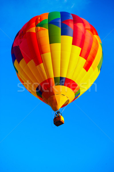 Balon multicolor care zboară curăţa Blue Sky cer Imagine de stoc © Kurhan