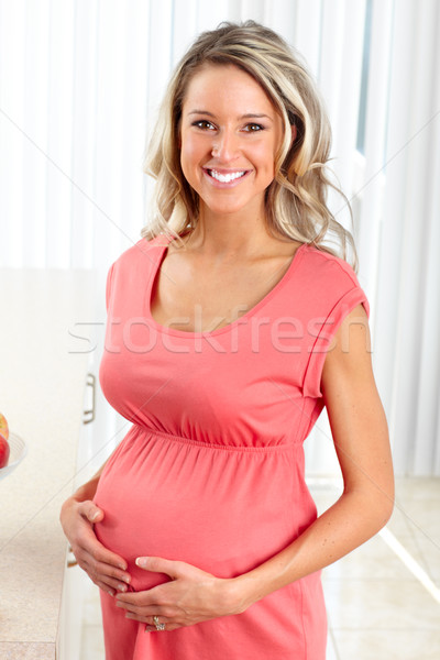 Mulher grávida sorridente belo cozinha mulher família Foto stock © Kurhan